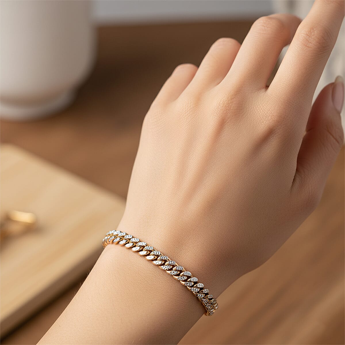 Italian Cuban Chain Bracelet in 14K YG Over and Sterling Silver (8.00 In) 14.52 Grams image number 2