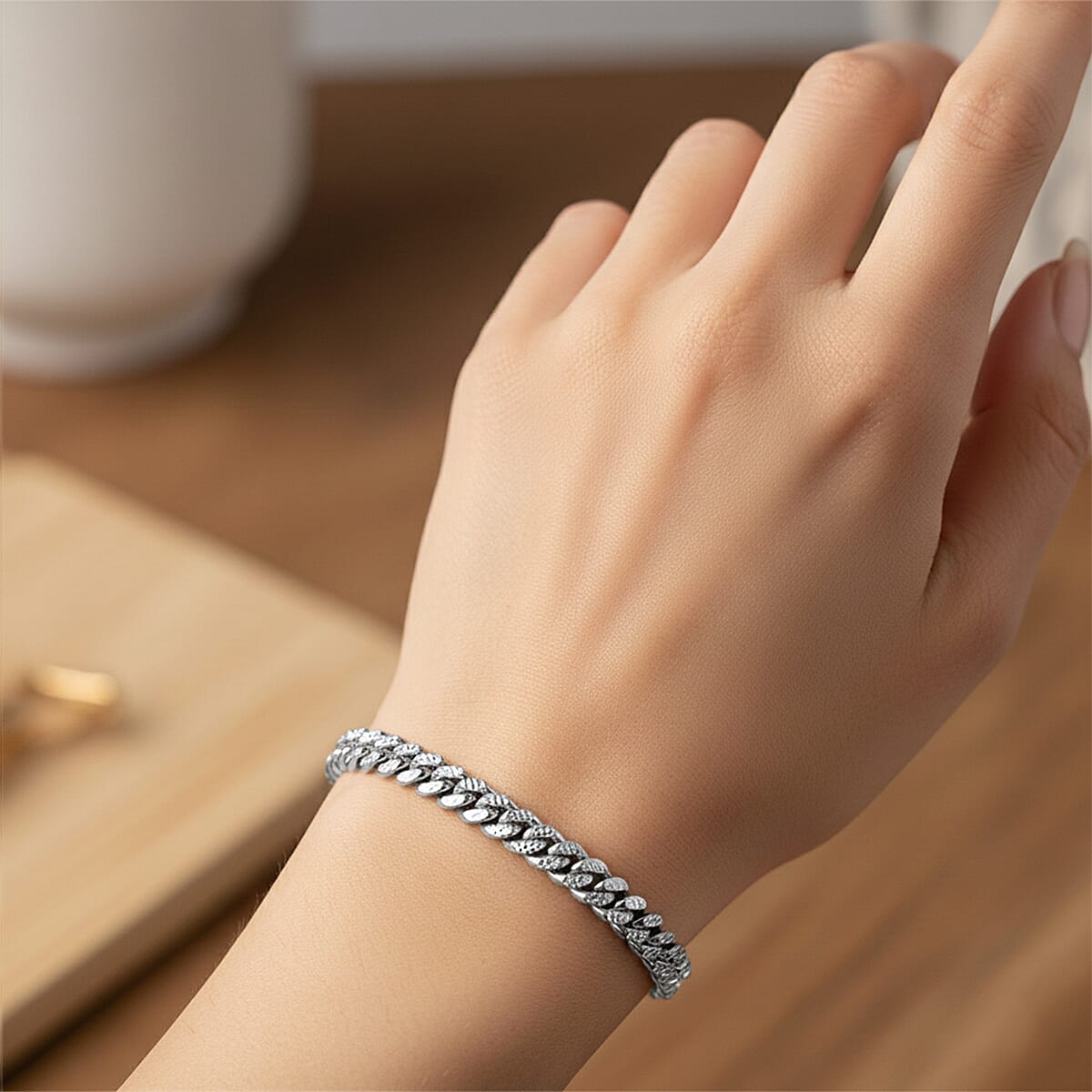 Italian Cuban Chain Bracelet in Rhodium Over Sterling Silver (8.00 In) 14.12 Grams image number 2