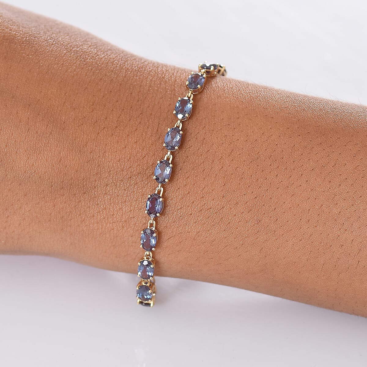 Luxuriant AAA Lab Grown Alexandrite 11.35 ctw Golden Eclipse Bracelet in 10K Yellow Gold (7.25 In) image number 2