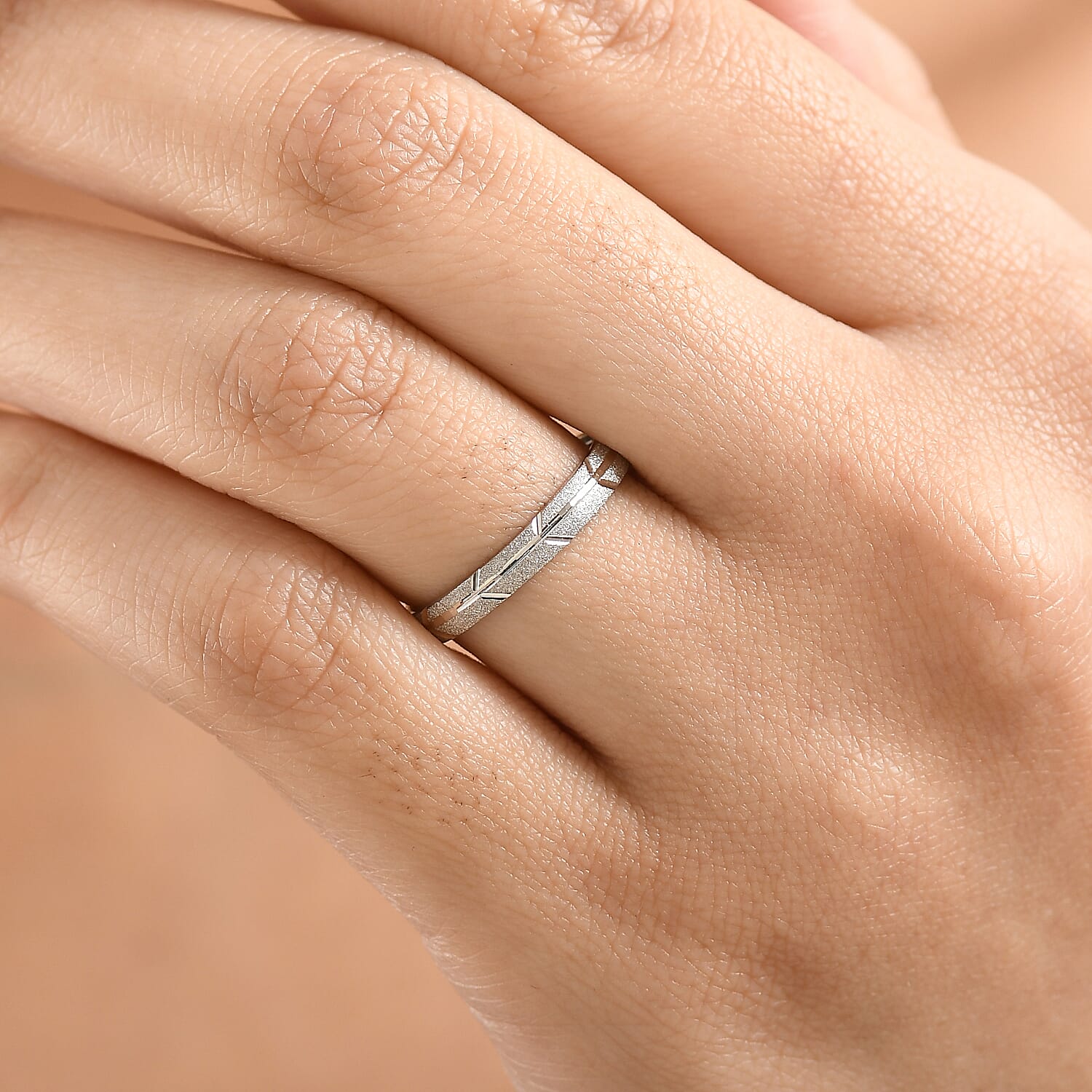 950 Platinum Diamond-cut Band Ring (Size 6.5)