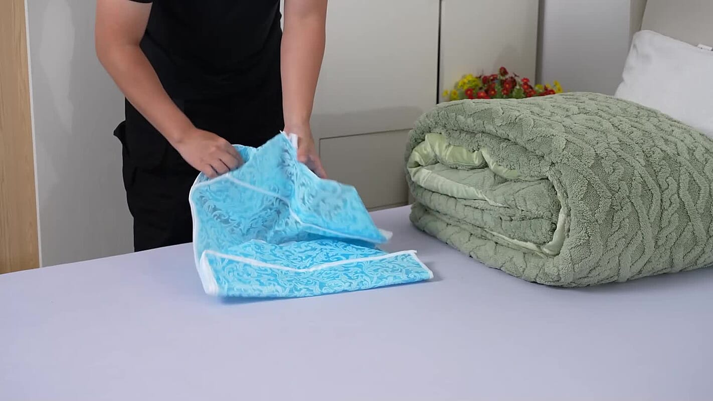Livmore Set of 5 White, Blue and Black Non-Woven Storage Bag (23.6"x17.7"x11.8")