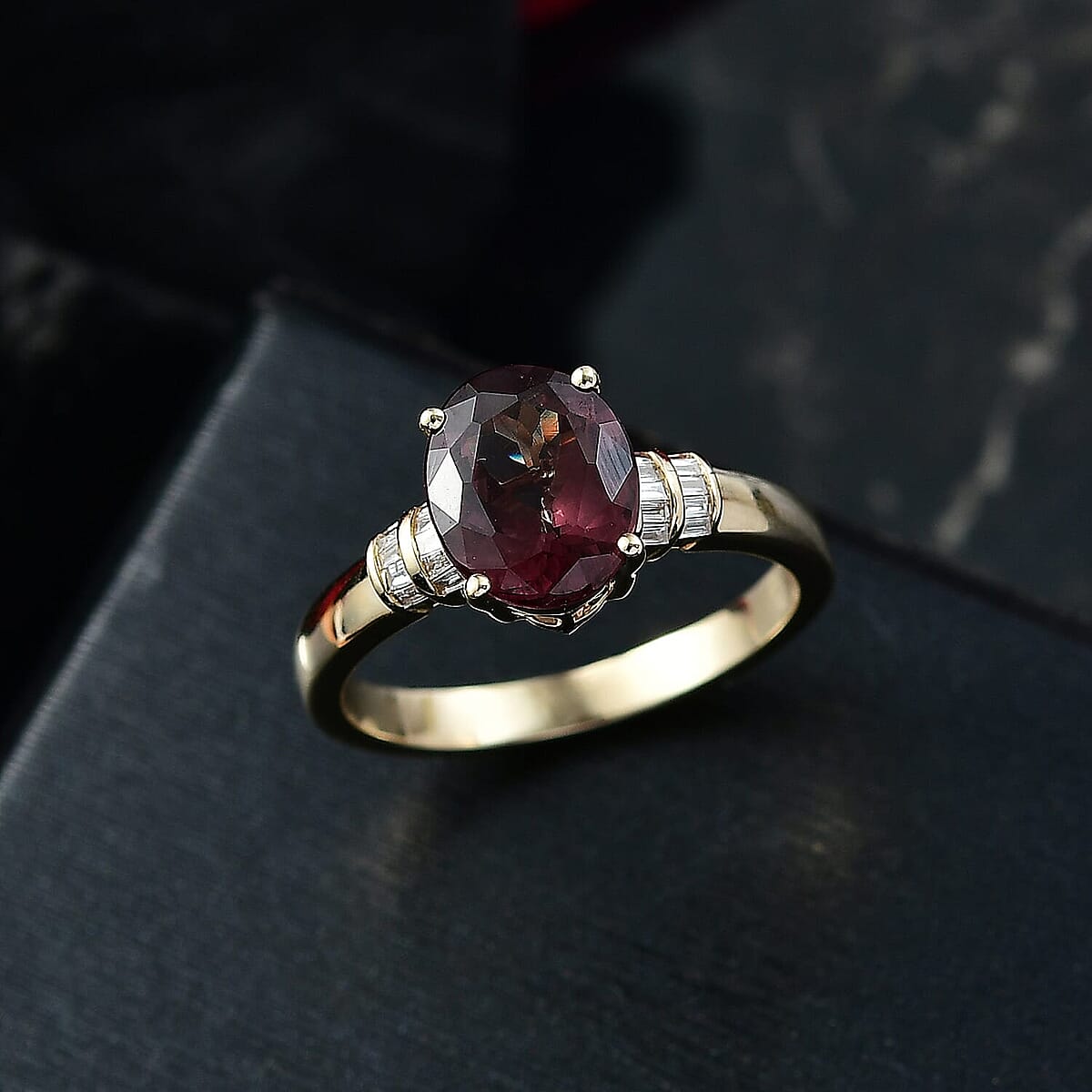 Luxoro Premium Madagascar Color Change Garnet and I2 Diamond 2.90 ctw Roayl Elegance Ring in 10K Yellow Gold (Size 8.0) image number 1