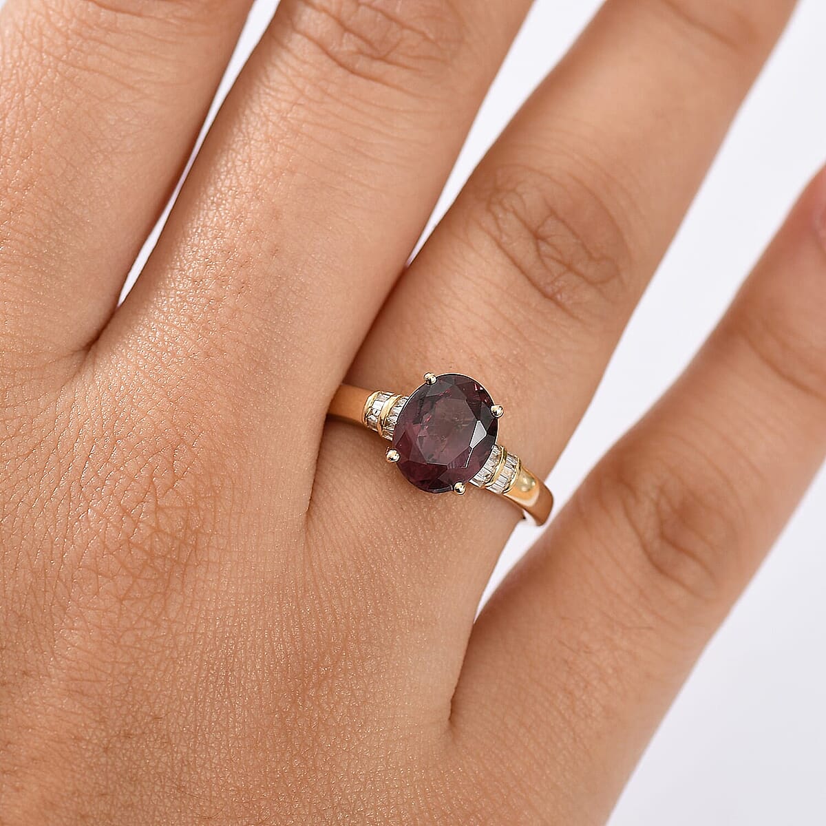 Luxoro Premium Madagascar Color Change Garnet and I2 Diamond 2.90 ctw Roayl Elegance Ring in 10K Yellow Gold (Size 8.0) image number 2