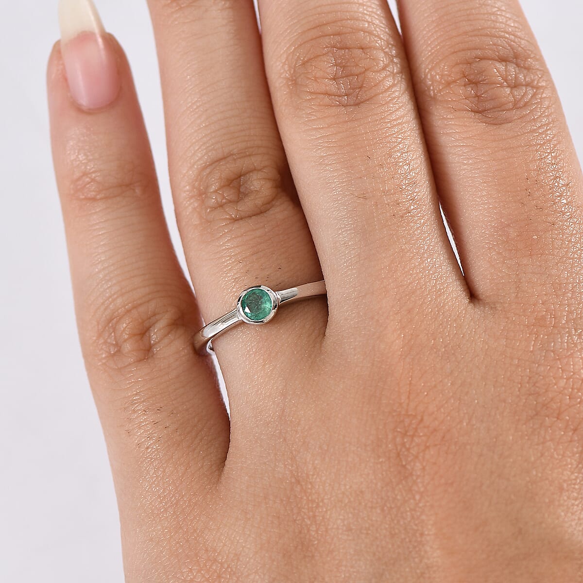 D'Joy Poke Free Kagem Zambian Emerald 0.25 ctw Solitaire Ring in Rhodium Over Sterling Silver (Size 7.0) image number 2