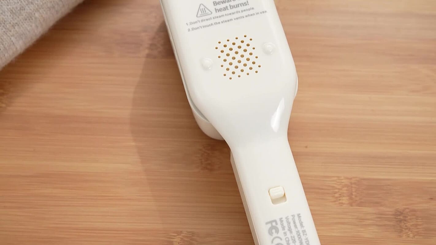 Livmore White Compact Handheld Steamer with Dual Adjustable Steam Modes and 60ml Water Tank (1000W, 100-120V, 220-240V, 50/60Hz)