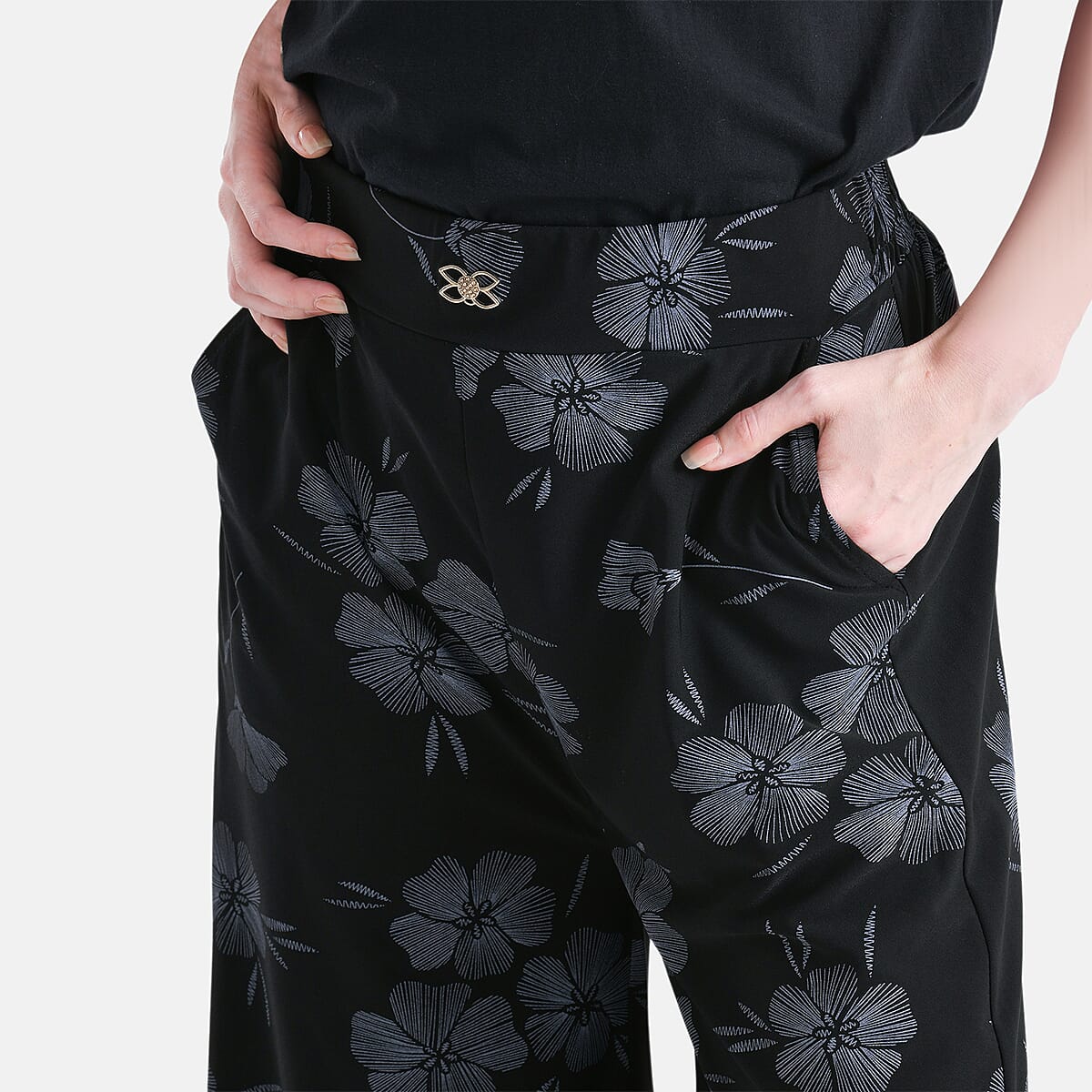 TAMSY Black Floral Printed Wide Leg Capri Pant with Pockets - S/M image number 4