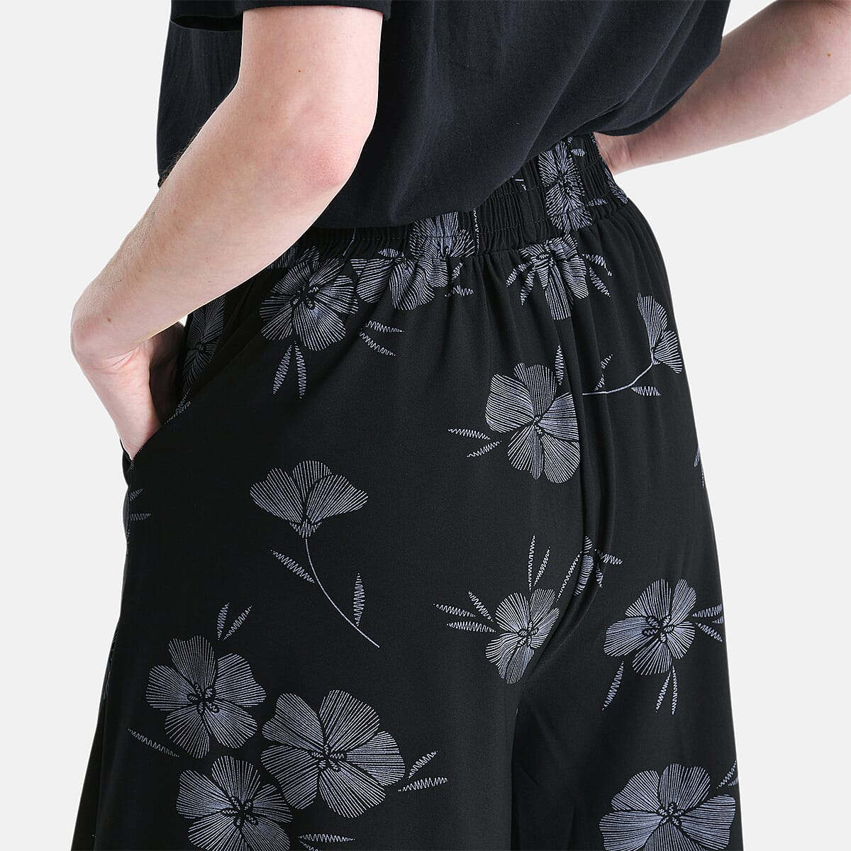 TAMSY Black Floral Printed Wide Leg Capri Pant with Pockets - S/M image number 5