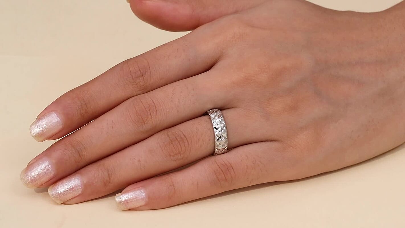 D'Joy Diamond-cut Band Ring in Platinum Over Sterling Silver (Size 10.0) 3.15 Grams