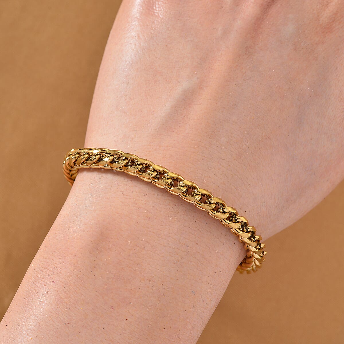 Criss Cross Chain Bracelet in ION Plated YG Stainless Steel (7-9In) image number 1