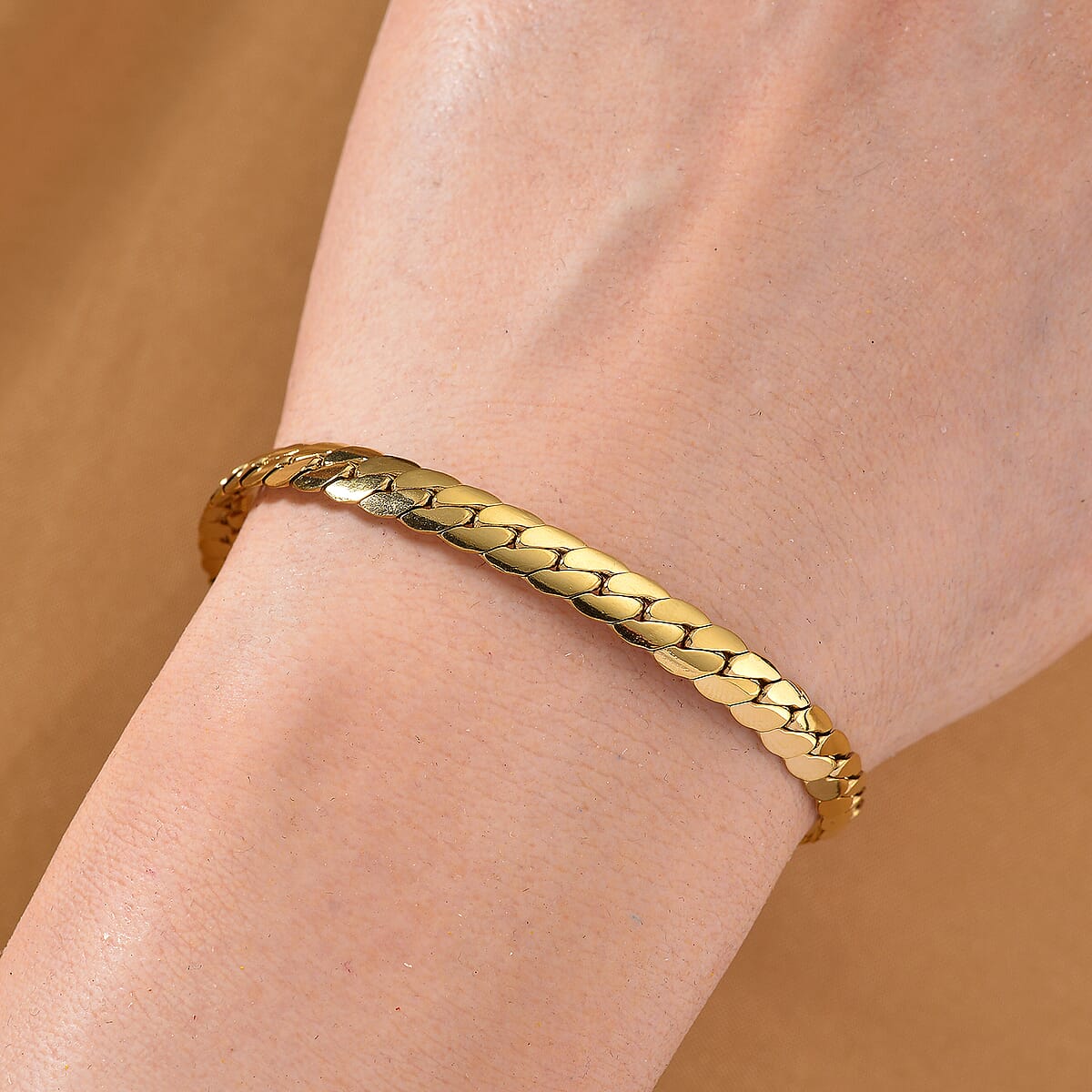 Flat Cuban Link Chain Bracelet in ION Plated YG Stainless Steel (7-9In) image number 1