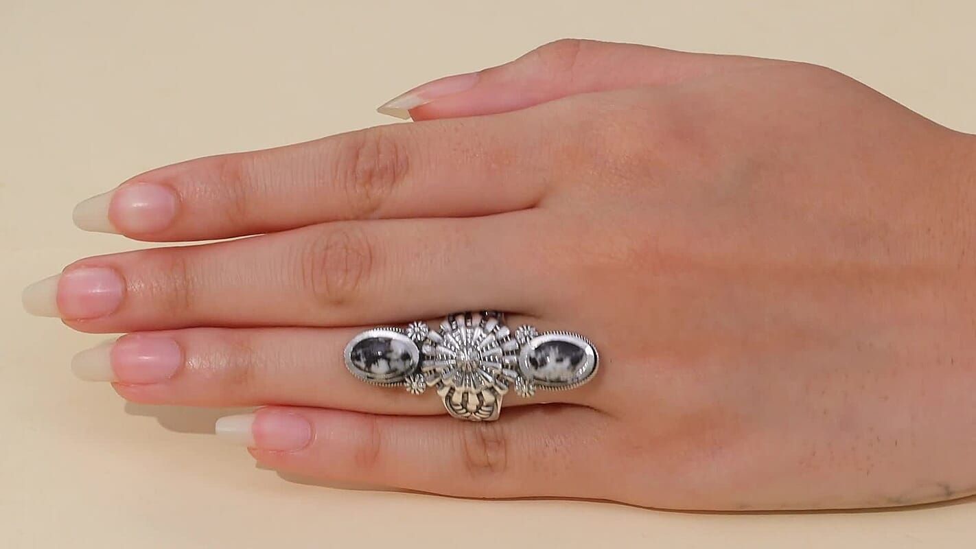 D'Joy Artisan Crafted White Buffalo 4.85 ctw Ring in Sterling Silver (Size 7.0)