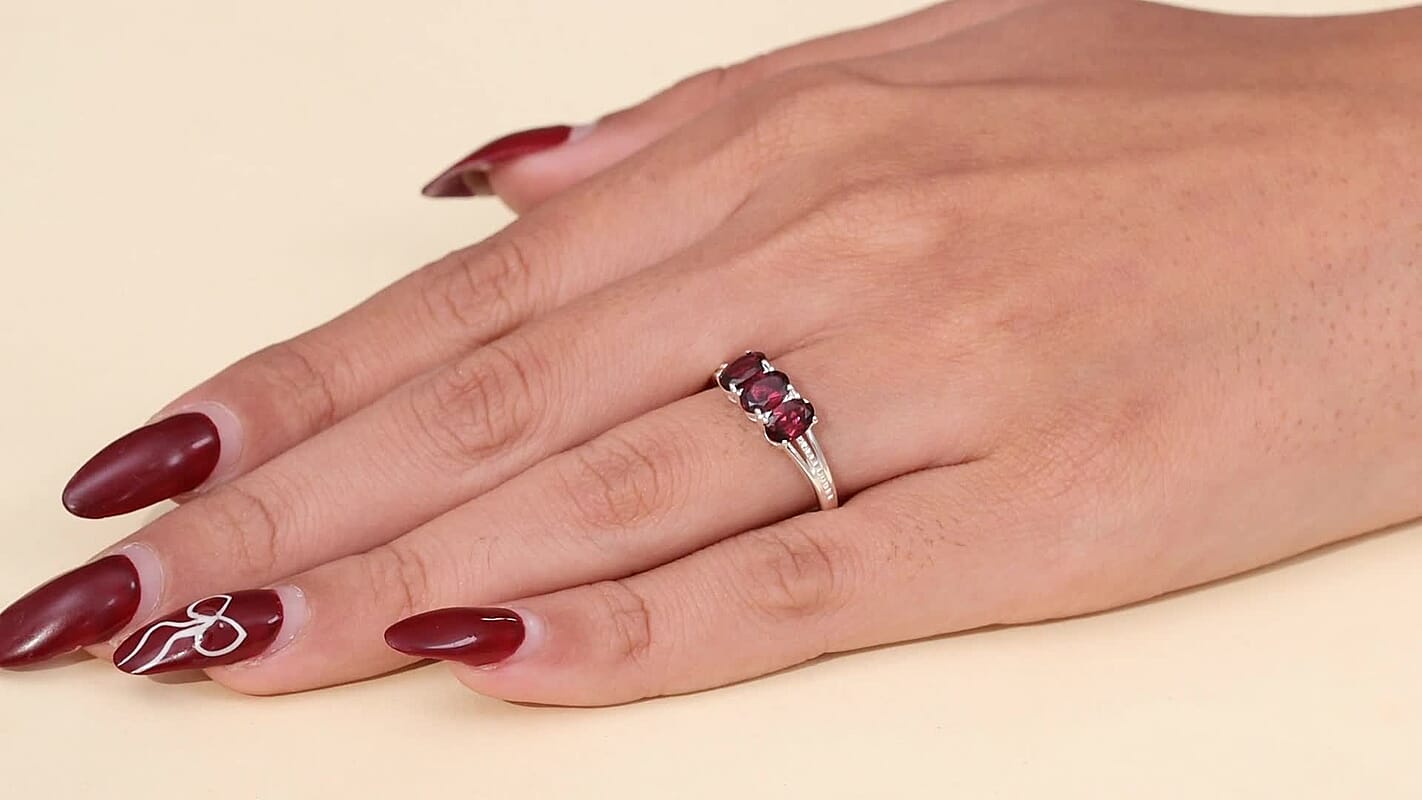 D'Joy Orissa Rhodolite Garnet 1.50 ctw 3 Stone Ring in Sterling Silver (Size 10.0)