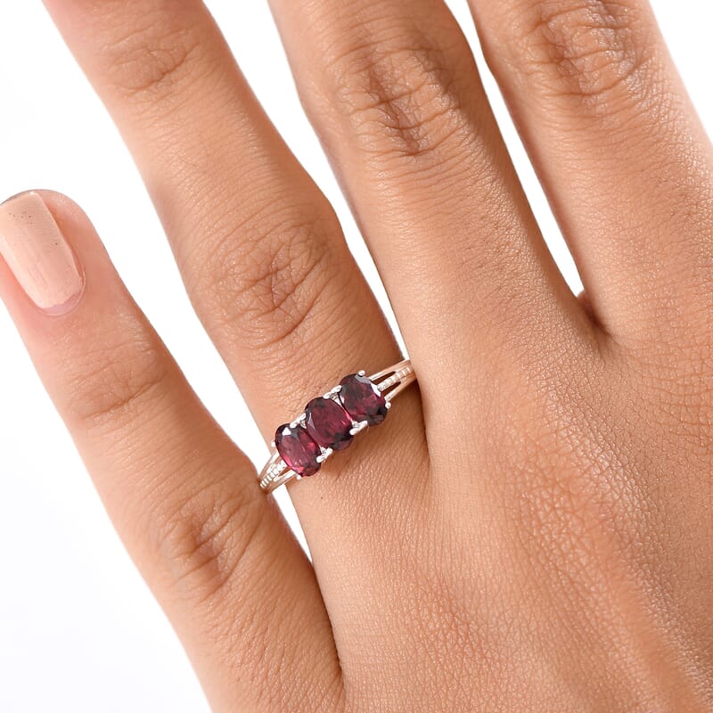 D'Joy Orissa Rhodolite Garnet 1.50 ctw 3 Stone Ring in Sterling Silver (Size 5.0)