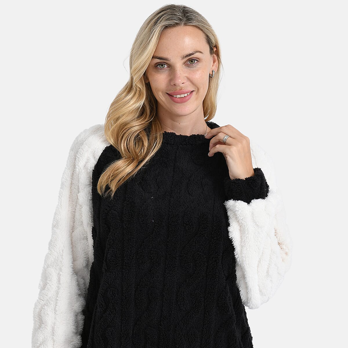 Tamsy Black Fleece Lounger - One Size Fits Most image number 4