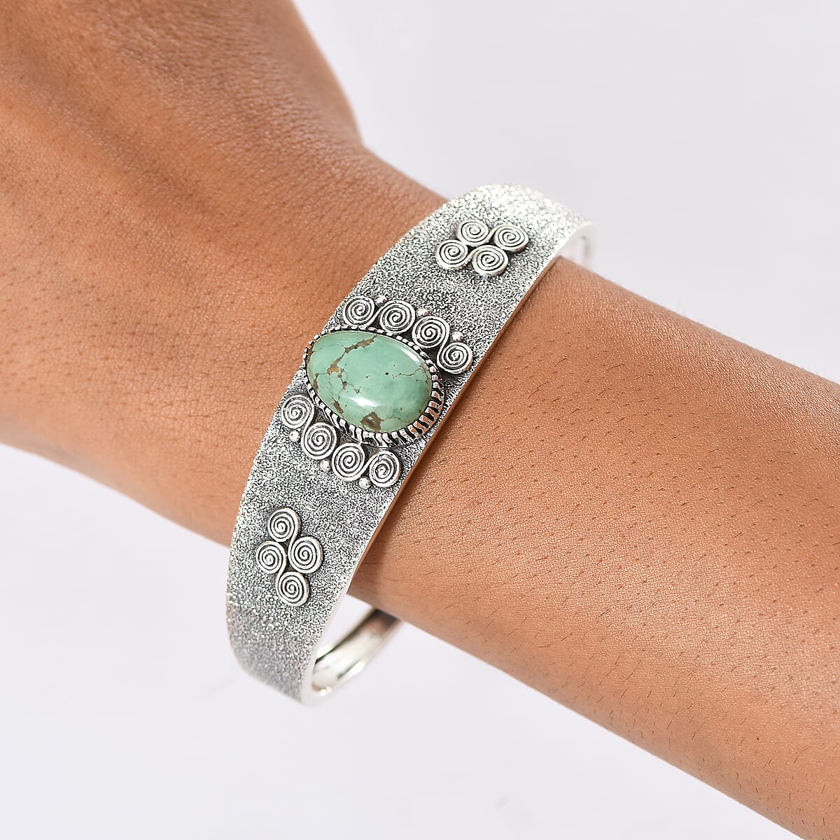 D'Joy Artisan Crafted Tahoe Naveda Turquoise 9.75 ctw Cuff Bracelet in Sterling Silver (7.25 In)  image number 2