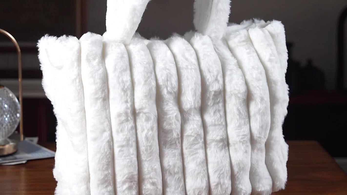 Tamsy White Polyester Faux Fur Shoulder Bag (14.96"×10.63")