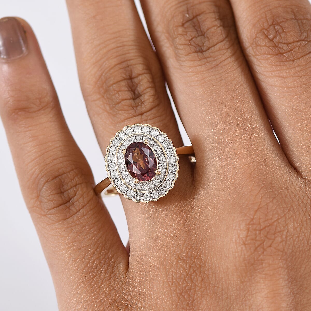 Certified & Appraised Luxoro AAA Madagascar Color Change Garnet and I2 Diamond 2.00 ctw Ring in 10K Yellow Gold (Size 6.0) image number 2