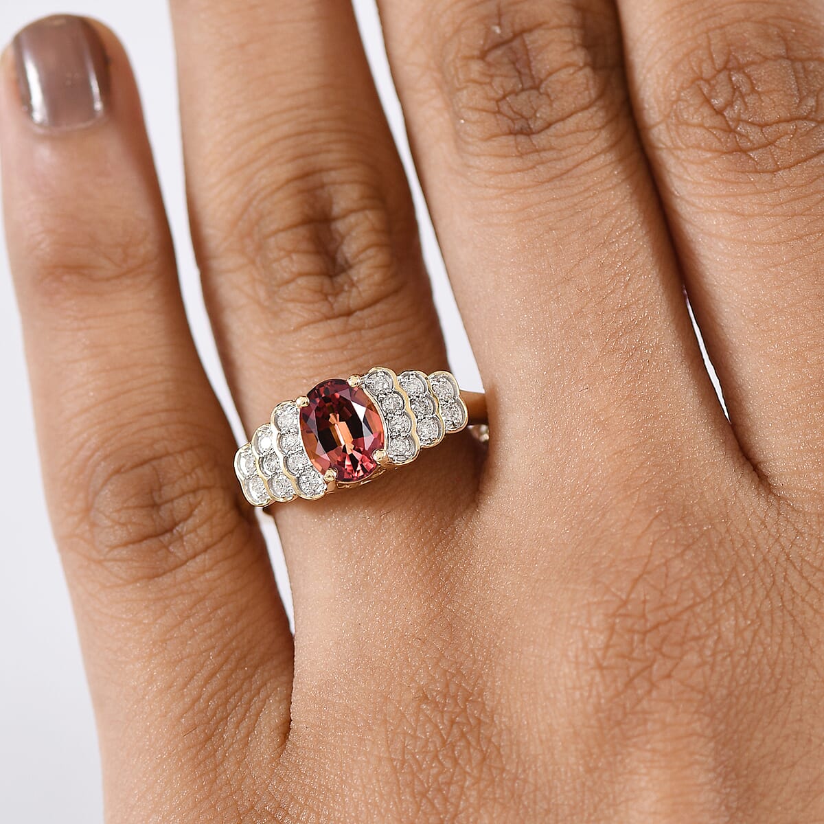 Certified & Appraised Luxoro AAA Madagascar Color Change Garnet and I2 Diamond 1.75 ctw Ring in 10K Yellow Gold (Size 9.0) image number 2