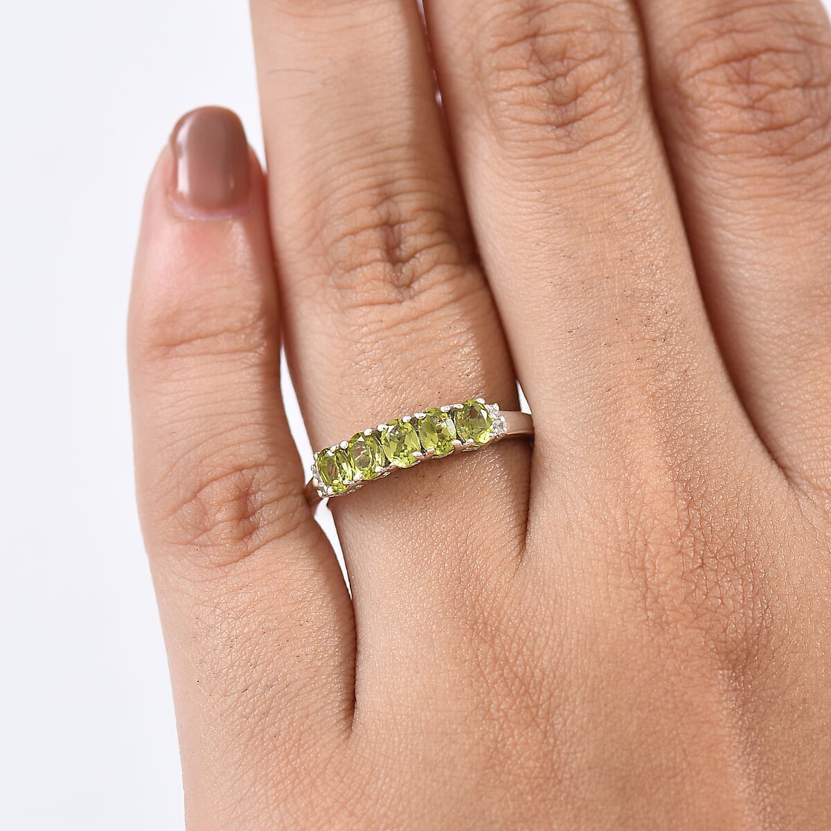 D'Joy Hebei Peridot and White Zircon 0.90 ctw Band Ring in Rhodium Over Sterling Silver (Size 7.0) image number 2