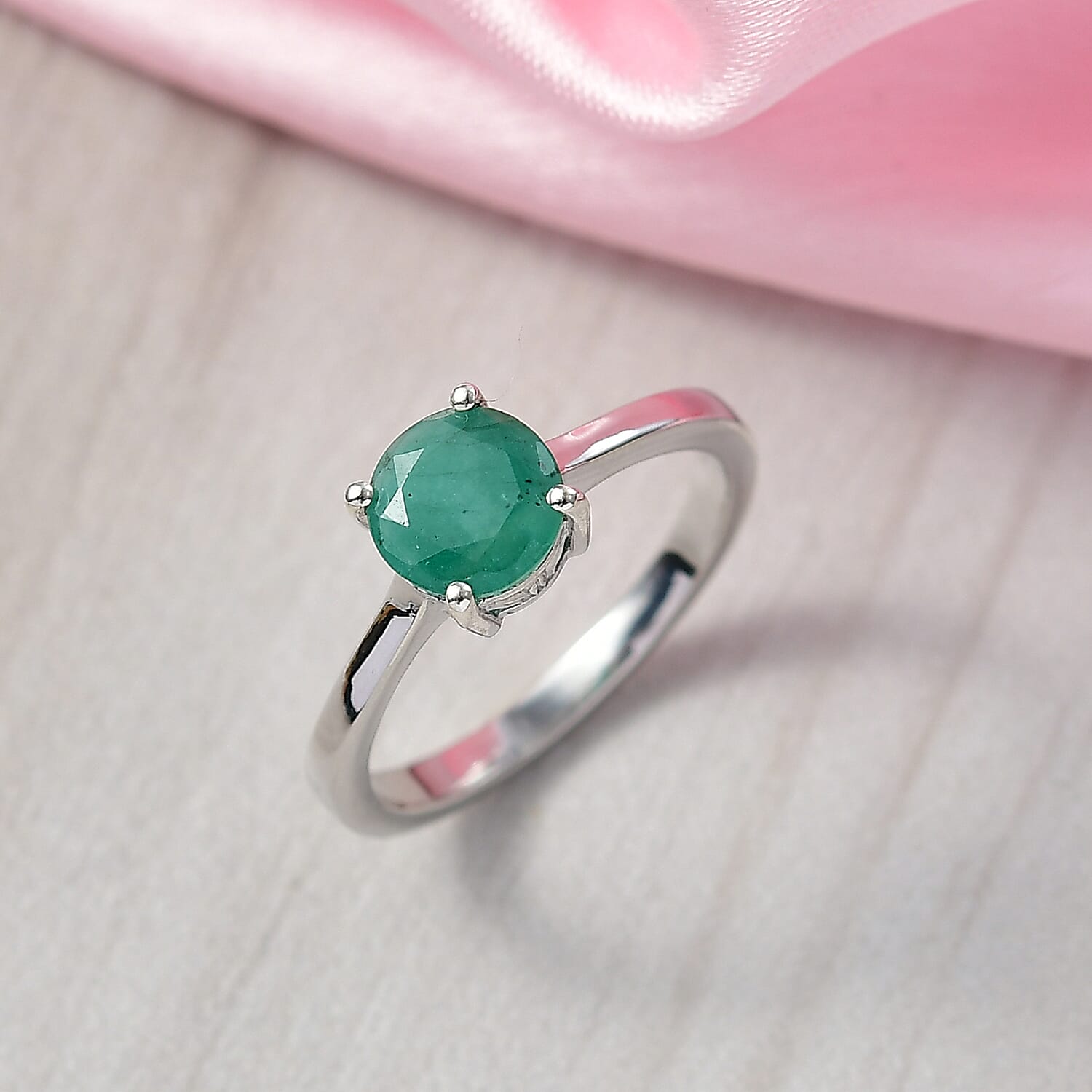 D'Joy Socoto Emerald Solitaire Ring in Rhodium Over Sterling Silver (Size 5.0) 1.15 ctw