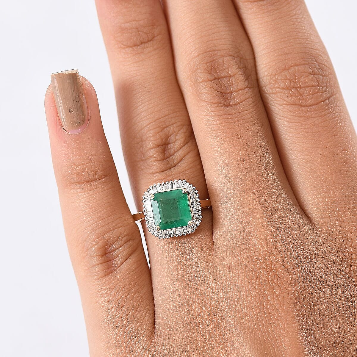 Luxoro 14K Yellow Gold AAA Premium Emerald, Diamond (G-H, I2) (0.25 cts) Ring (Size 10.0) 3.35 ctw image number 2