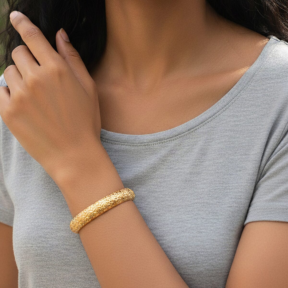 Diamond-cut Bangle Bracelet in Goldtone (6.75 In) image number 2