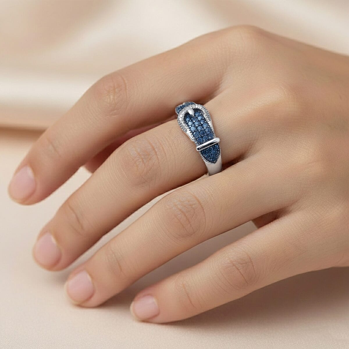 Doorbuster D'Joy Blue and White Diamond 0.25 ctw Buckle Ring in Rhodium Over Sterling Silver (Size 9.0) image number 1