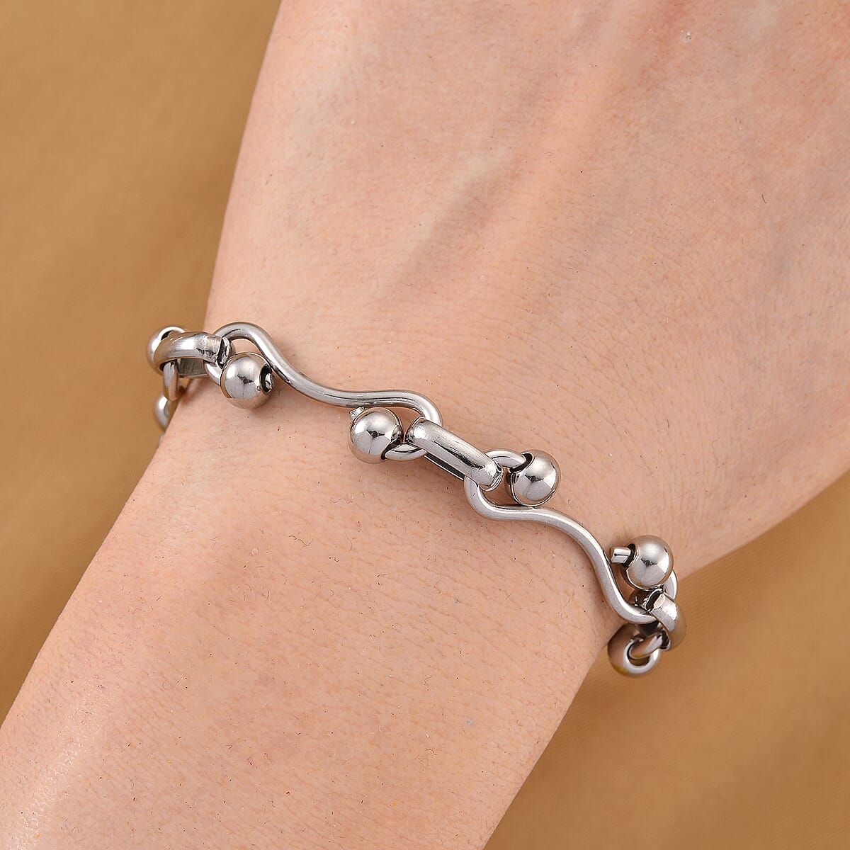 Modern Wave Link Chain Bracelet in Stainless Steel (7.00 In) image number 1