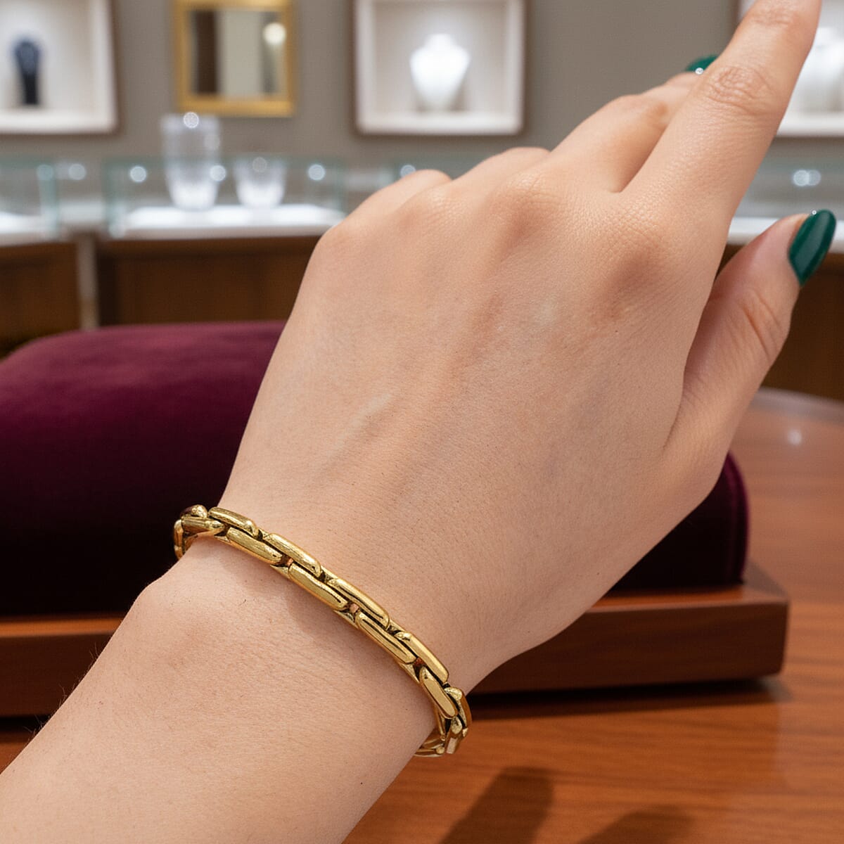 Hammer Circular Link Bracelet in ION Plated YG Stainless Steel (7-9In) image number 2