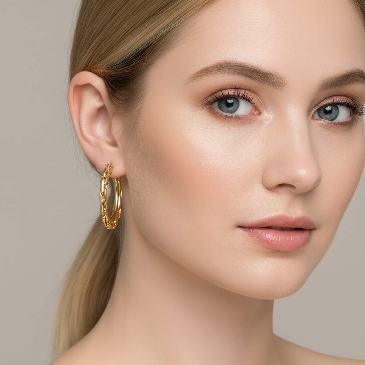 Hammer Circular Hoop Earrings in ION Plated YG Stainless Steel image number 2