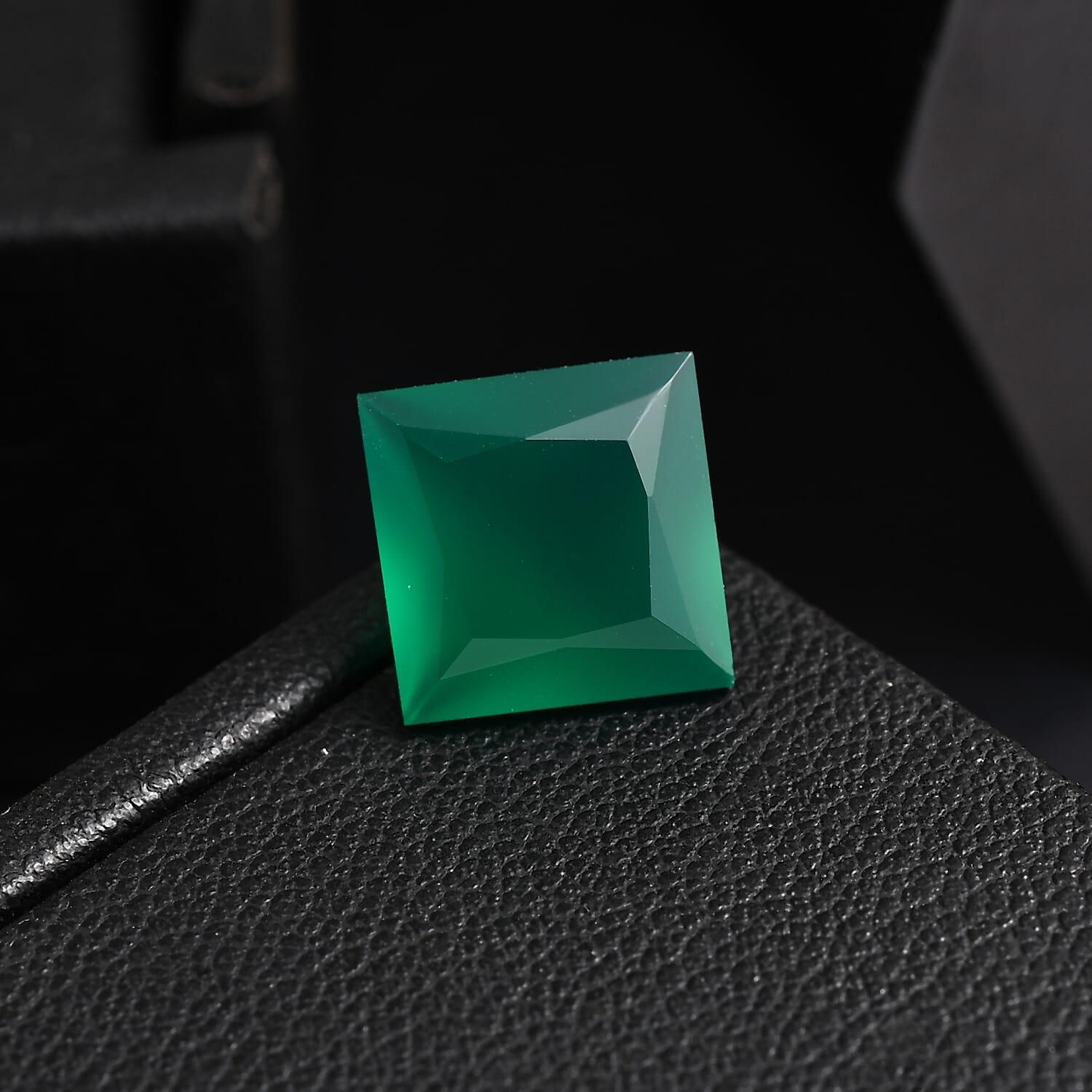 Green Onyx (Sqr 10 mm) 4.02 ctw