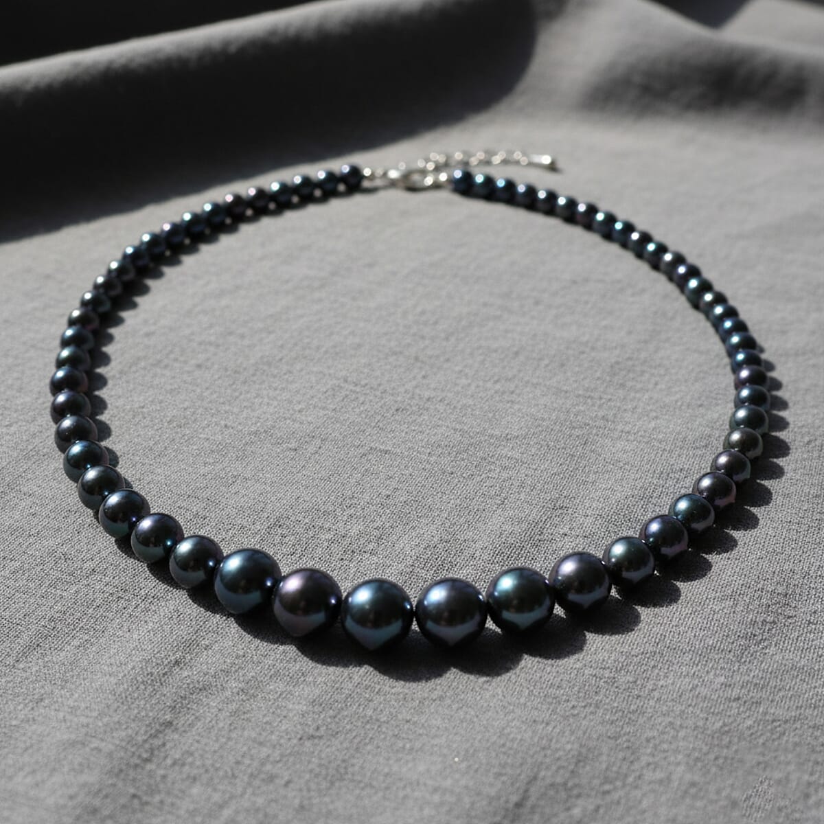 Peacock Color Shell Pearl Necklace in Silvertone 20-22 Inches image number 1