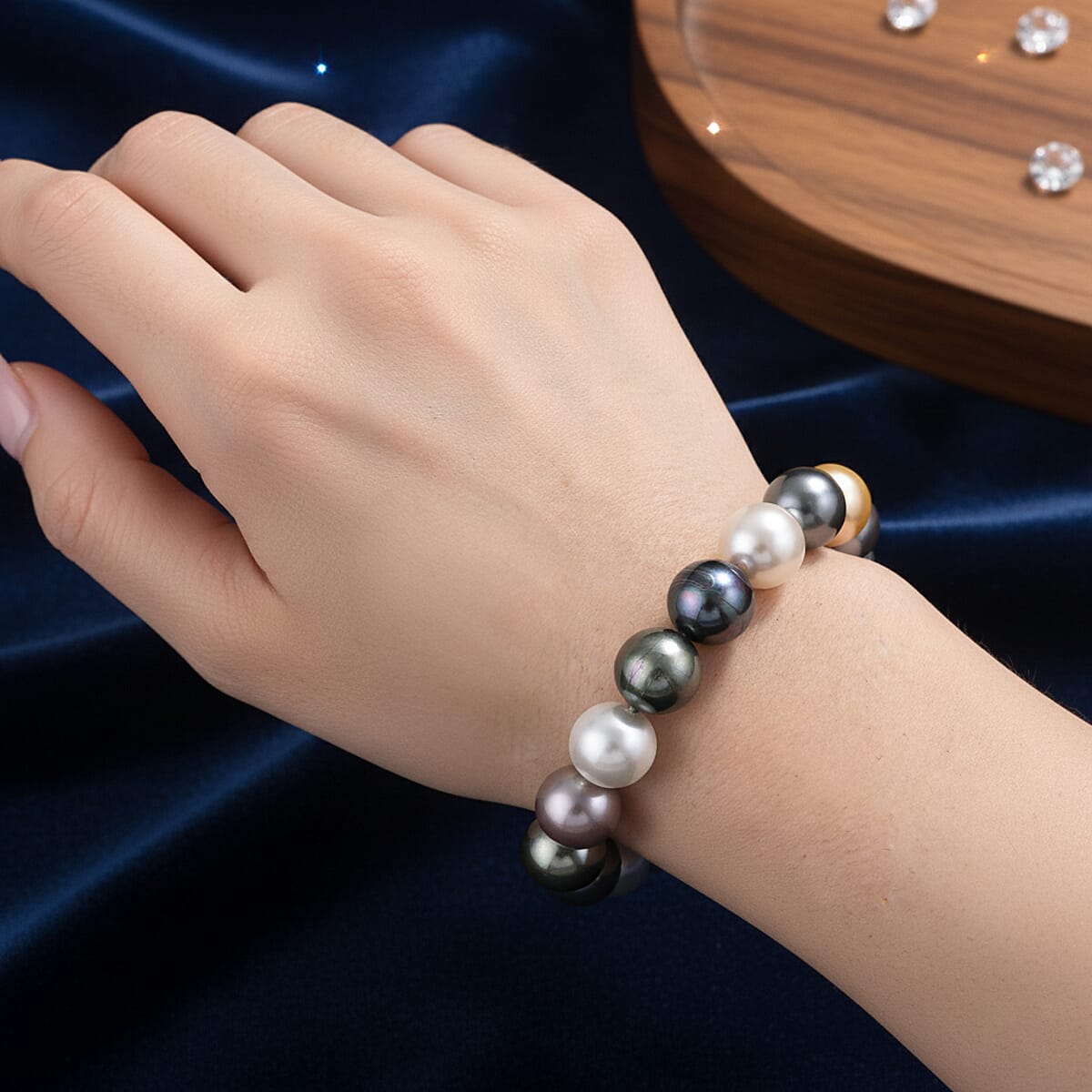 Multi Color Shell Pearl Stretch Bracelet (7.25-7.75In) image number 2