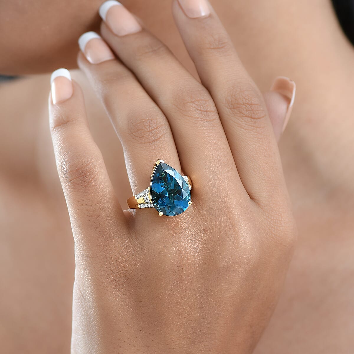 Certified D'Joy London Blue Topaz and Moissanite 13.50 ctw Midnight Elegance Ring in 18K Vermeil Yellow Gold Over Sterling Silver (Size 6.0) image number 2
