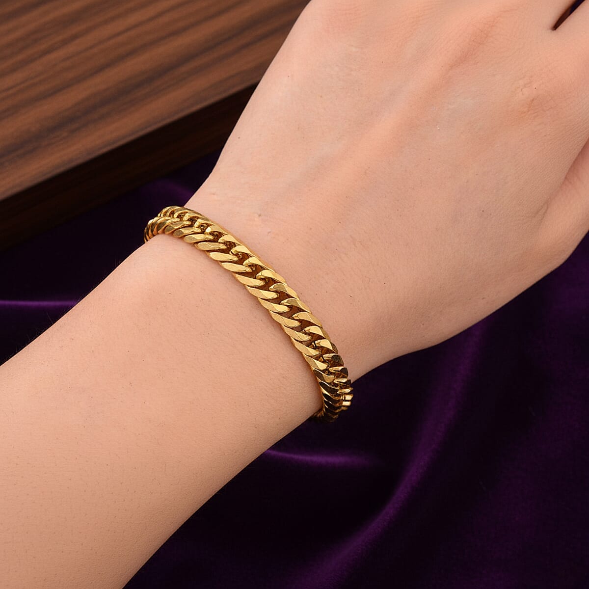 Classic Cuban Link Bracelet in ION Plated YG Stainless Steel (7.5-9.5In) image number 2