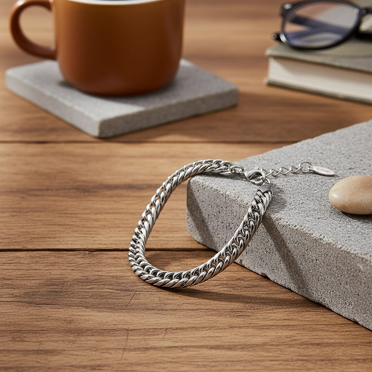 Sleek Cuban Link Bracelet in Stainless Steel (7.5-9.5In) image number 1