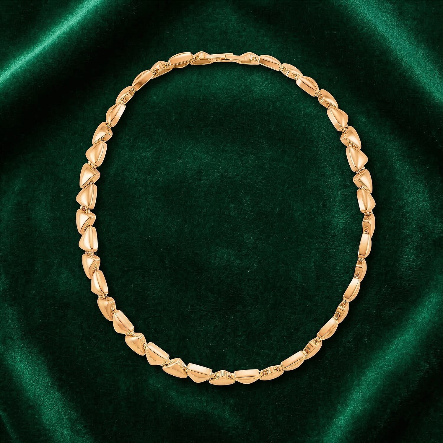 Geometric Pyramid Link Necklace (20 Inches) in Goldtone