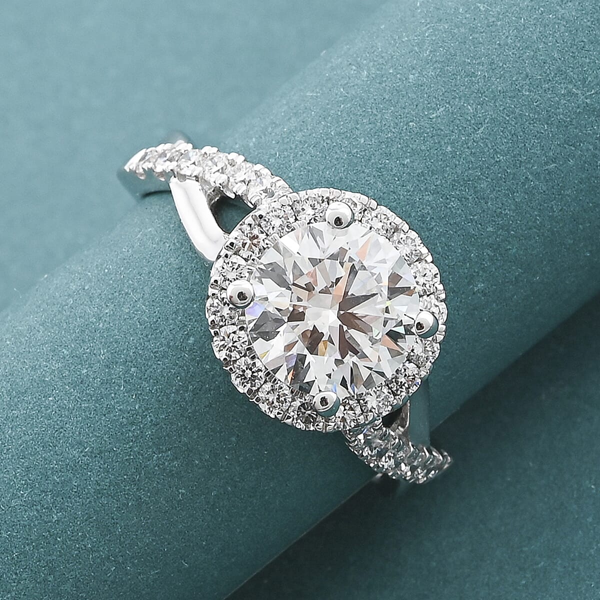 IGI Certified Luxuriant Lab Grown Diamond G VS 2.50 ctw Ring in 14K Yellow Gold (Size 6.0)