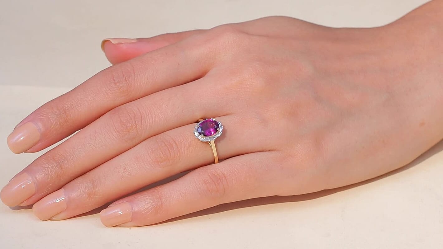 Certified & Appraised AAA Radiant Ember Garnet and G-H I2 Diamond 2.50 ctw Classic Halo Ring in 10K Yellow Gold (Size 10.0)