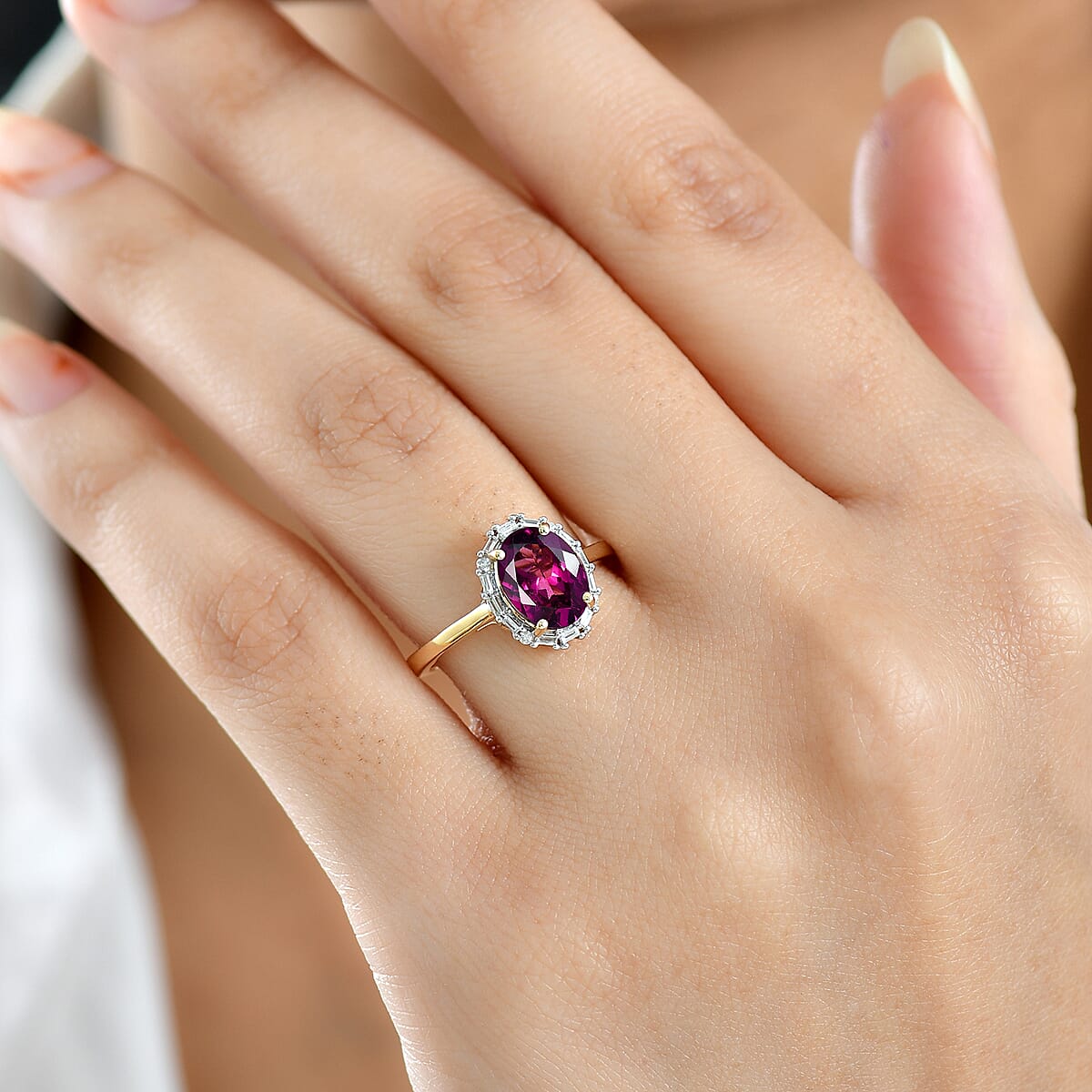 Doorbuster Certified & Appraised AAA Radiant Ember Garnet and G-H I2 Diamond 2.50 ctw Classic Halo Ring in 10K Yellow Gold (Size 10.0) image number 2