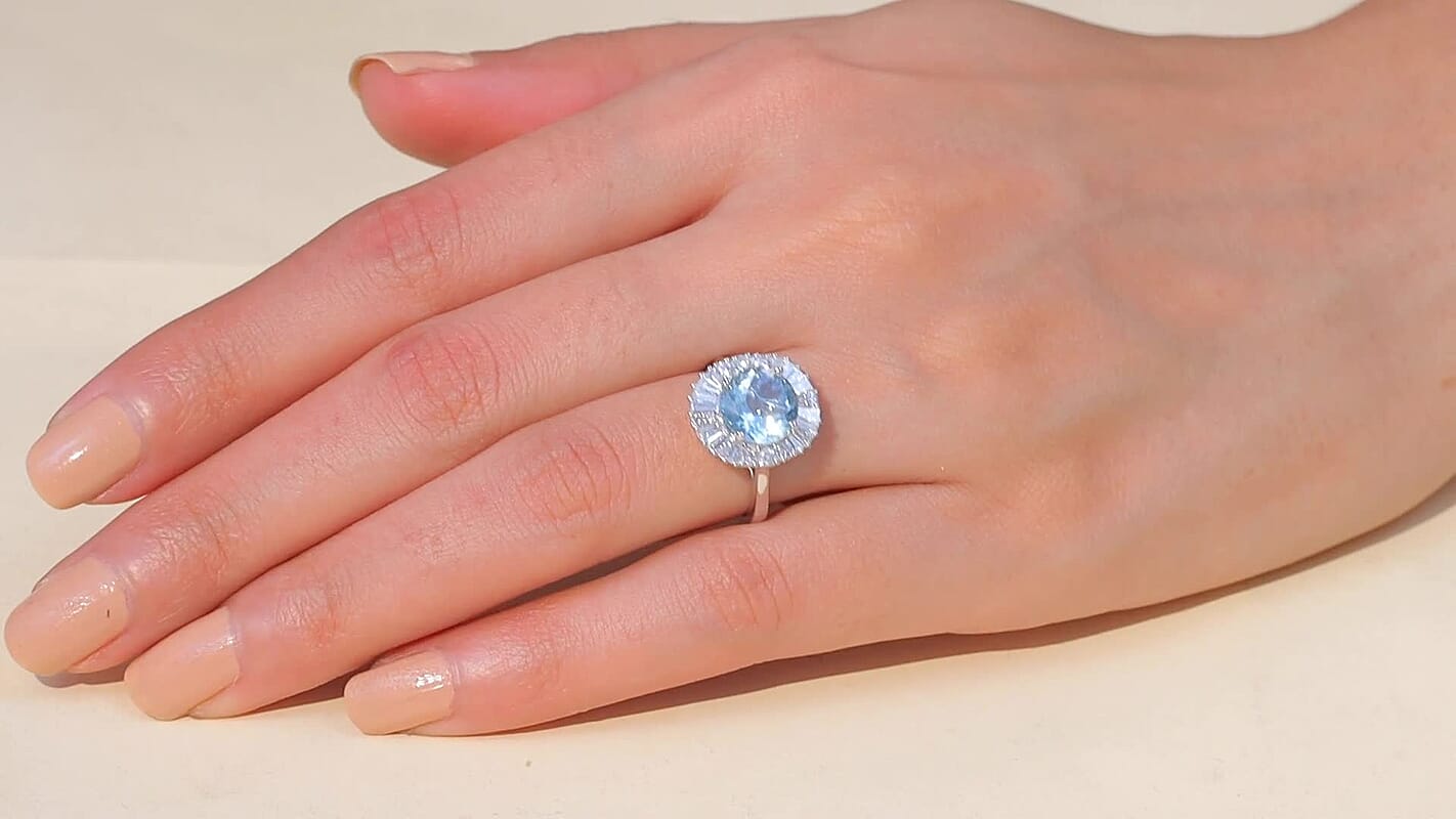 Certified & Appraised 10K White Gold AAA Mangoro Aquamarine, Luxuriant Diamond (G-H, SI) (0.59 cts) Ring (Size 10.5) 3.00 ctw