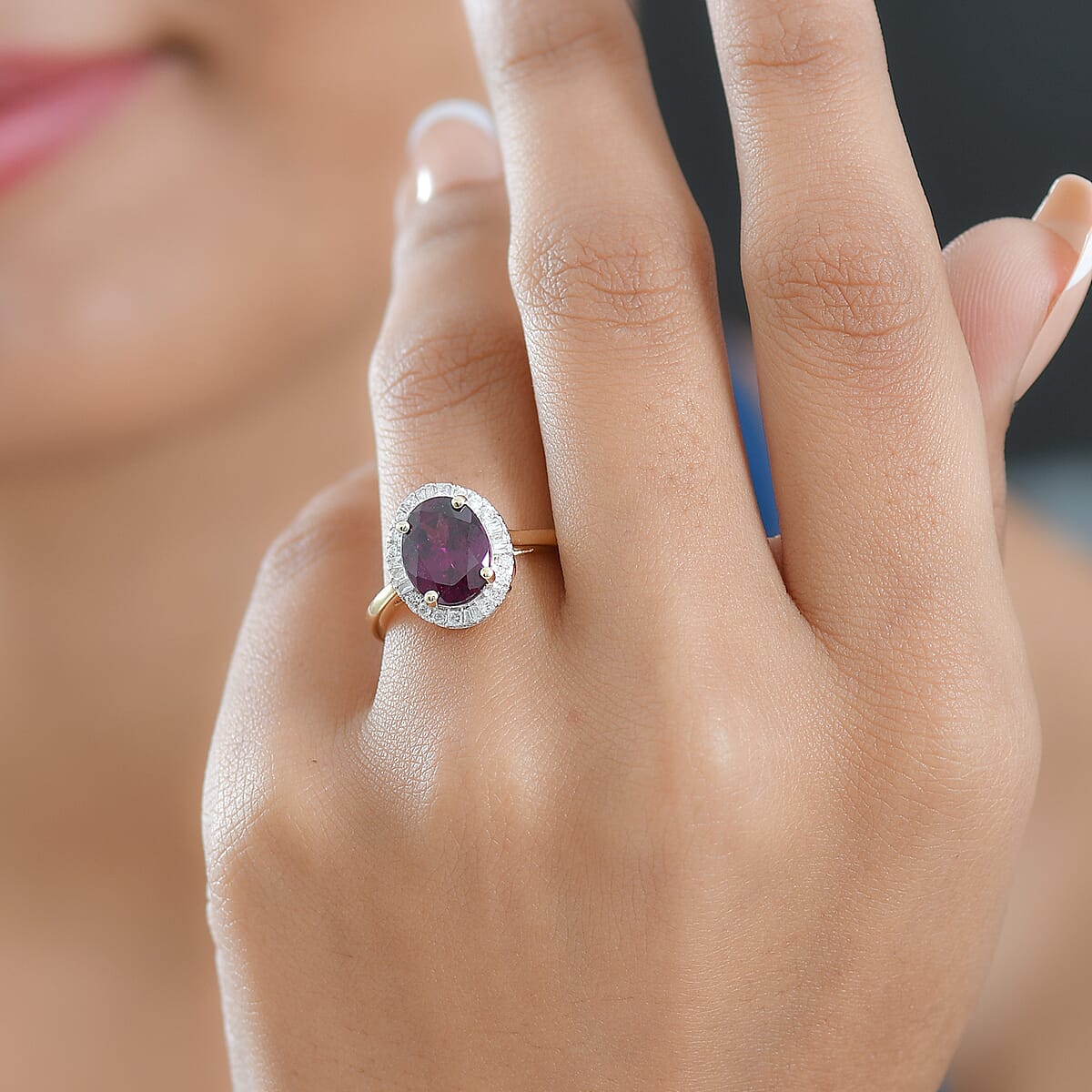 Doorbuster Certified & Appraised Luxoro AAA Radiant Ember Garnet and G-H I2 Diamond 3.30 ctw Halo Ring in 10K Yellow Gold (Size 6.0) image number 2