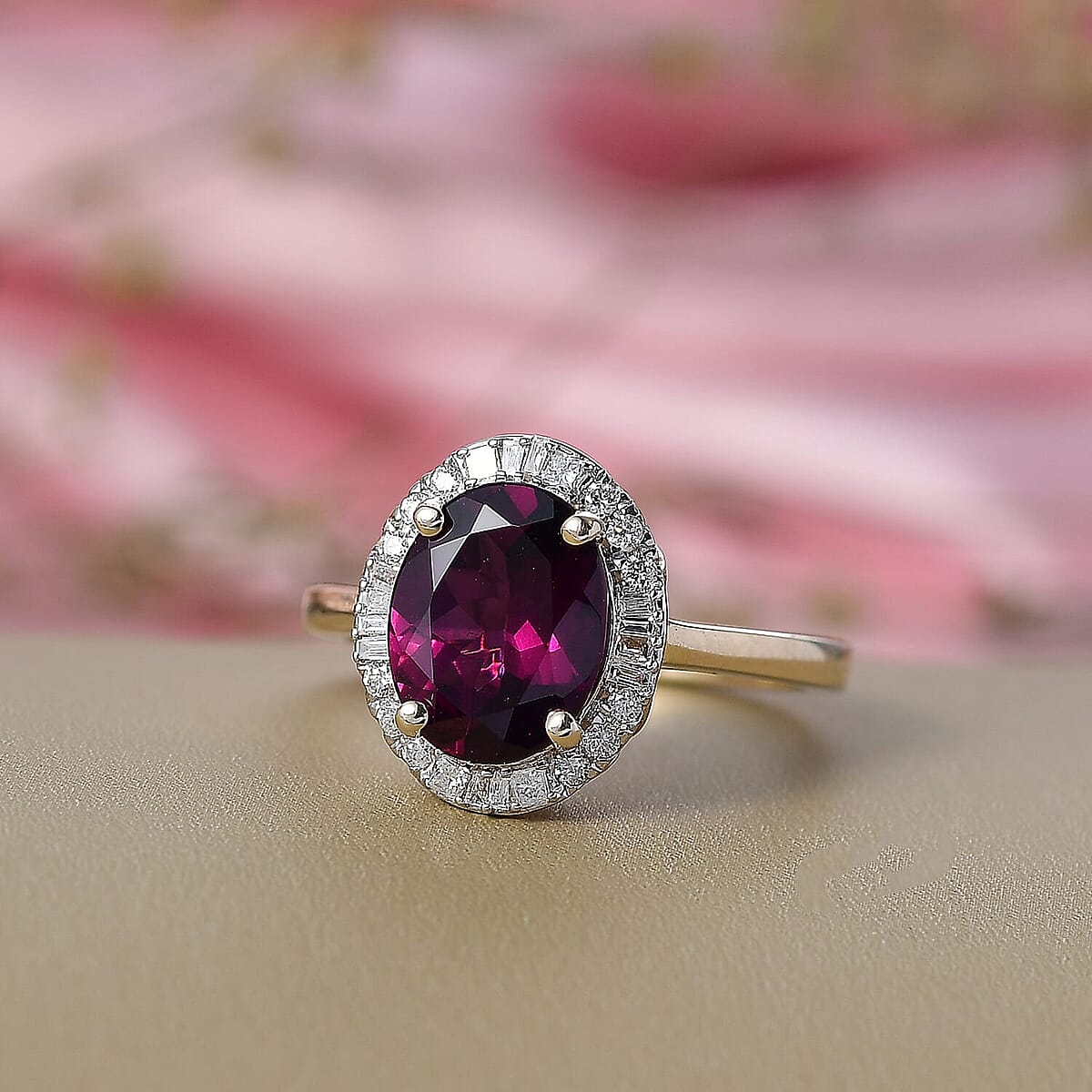 Doorbuster Certified & Appraised Luxoro AAA Radiant Ember Garnet and G-H I2 Diamond 3.30 ctw Halo Ring in 10K Yellow Gold (Size 9.5) image number 1