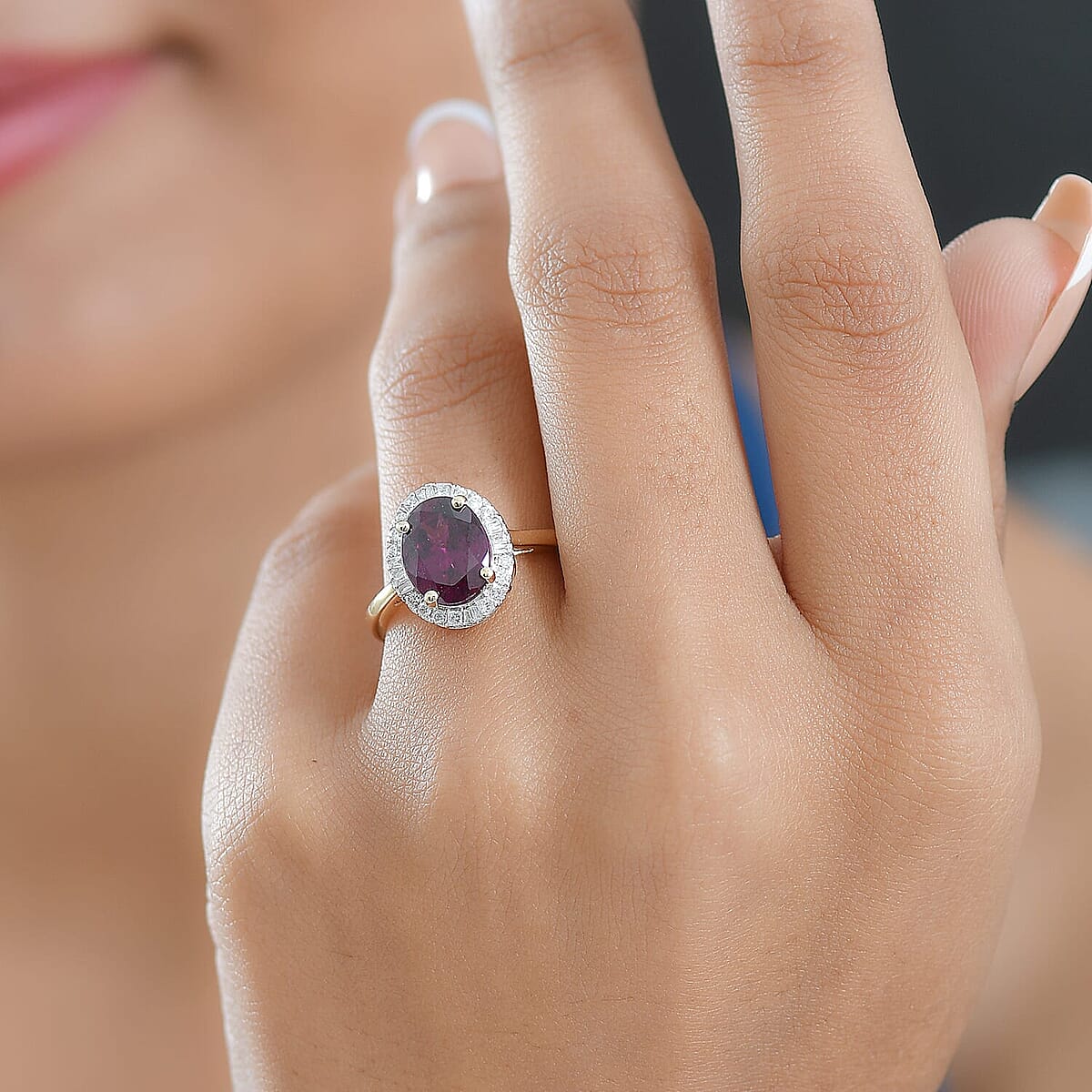 Doorbuster Certified & Appraised Luxoro AAA Radiant Ember Garnet and G-H I2 Diamond 3.30 ctw Halo Ring in 10K Yellow Gold (Size 9.5) image number 2