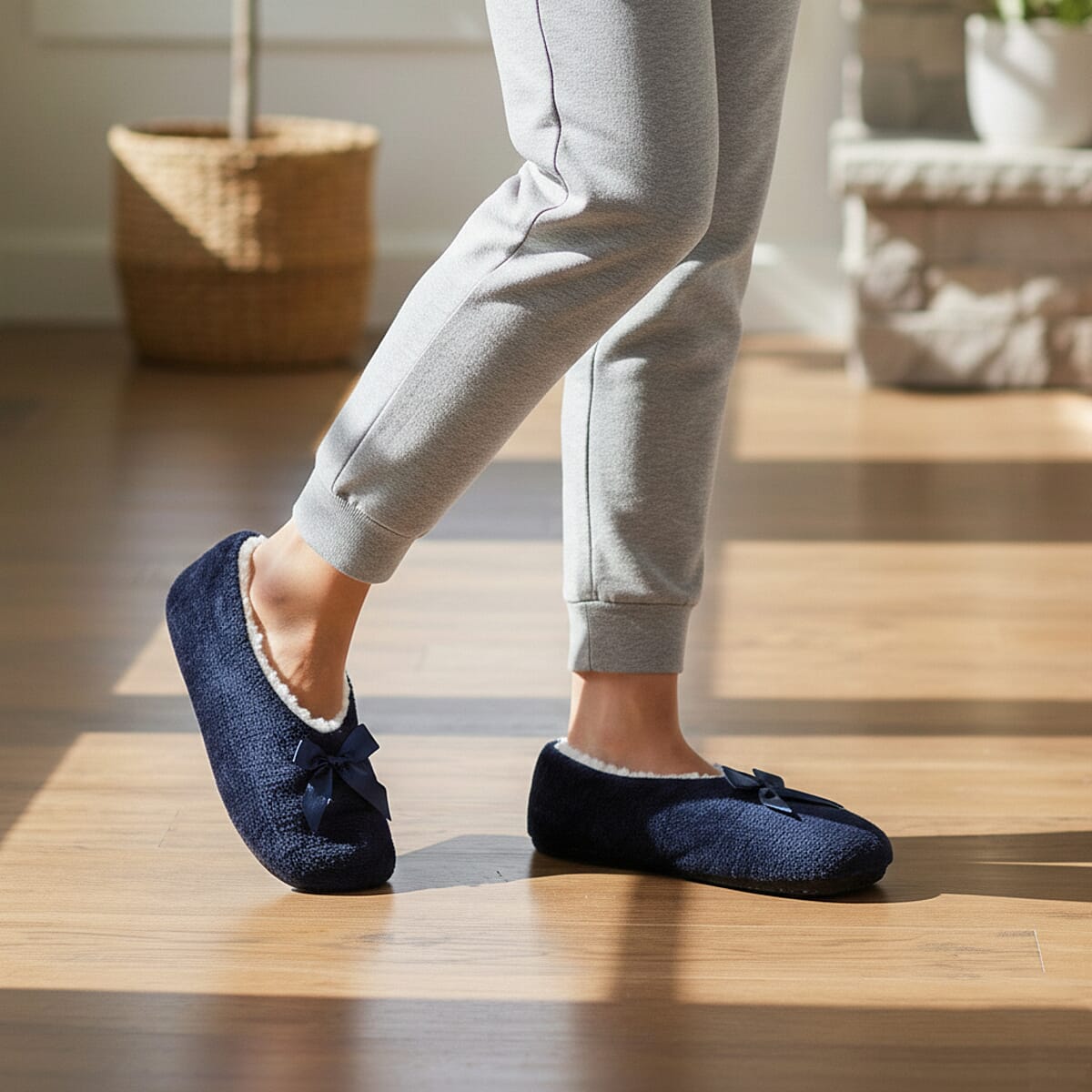 Mega Clearance Mossimo Navy Bow Slippers With Grippers - S/M image number 2