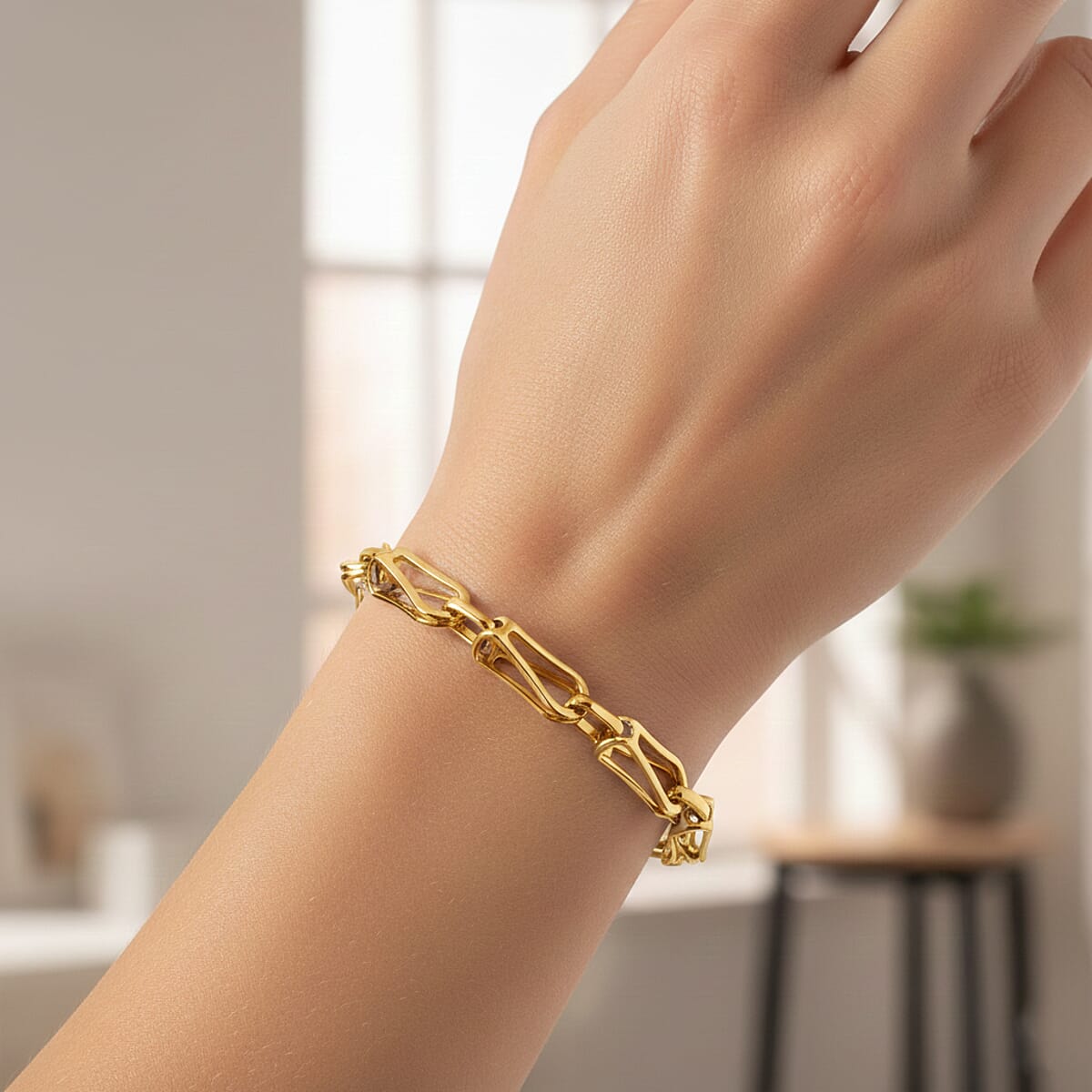 Interlocking Chain Bracelet in ION Plated YG Stainless Steel (7.50-9.0In) image number 2