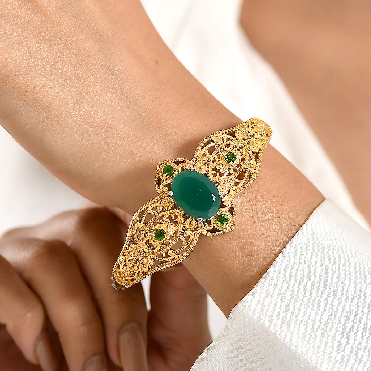 EverTrue Verde Onyx and Chrome Diopside 8.50 ctw Bangle Bracelet in in 18K YG Plated and Platinum Bond (6.5 In) image number 2