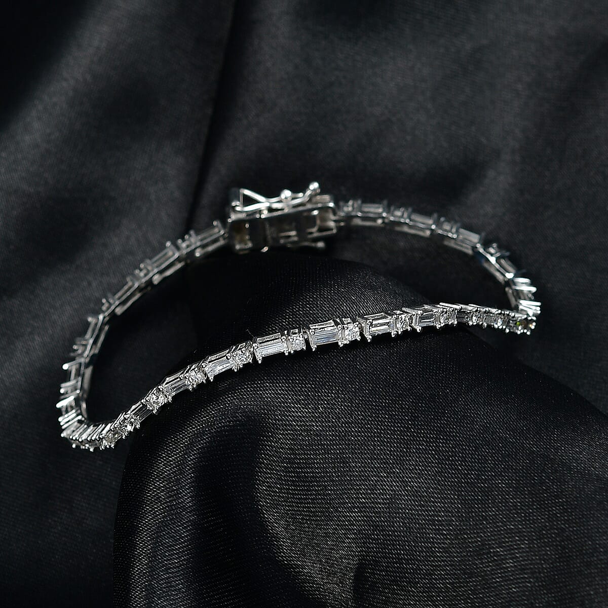 Doorbuster Luxuriant Lab Grown Diamond G-H SI 2.35 ctw Station Bracelet in Rhodium Over Sterling Silver (8.00 In) image number 1