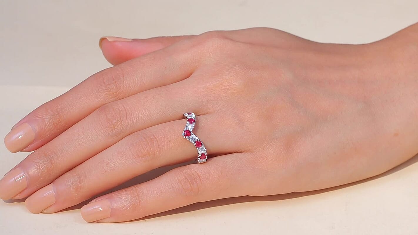 Certified & Appraised 10K White Gold AAA Montepuez Ruby, Luxuriant Diamond (G-H,SI) Ring (Size 10.0) 1.28 ctw