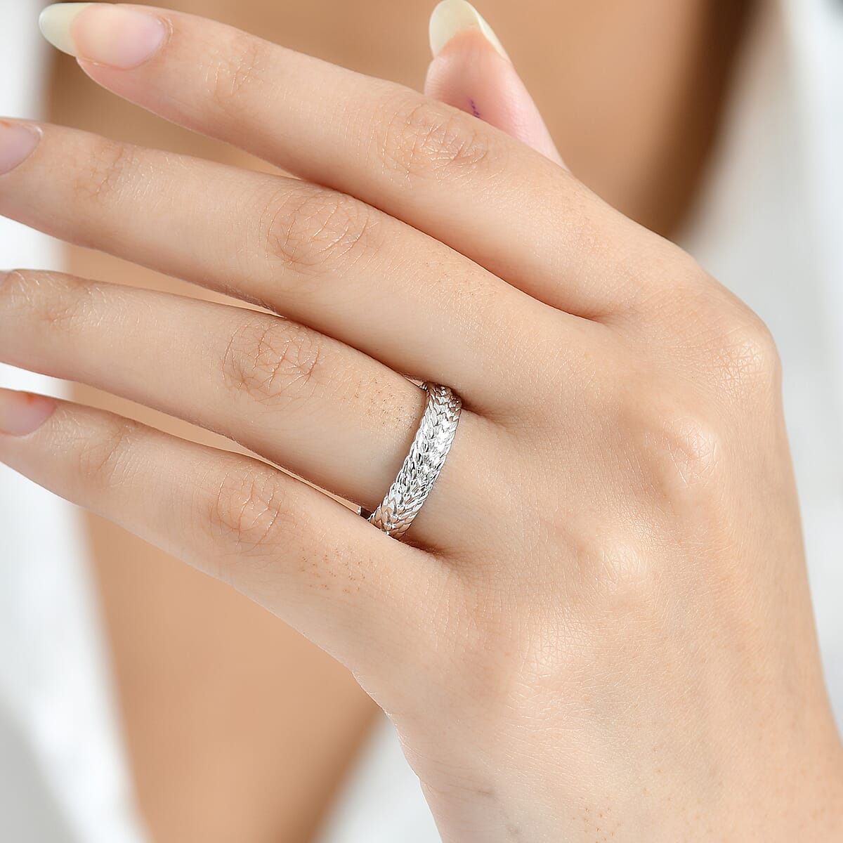 D'Joy Platinum Over Sterling Silver Leaf Vine Band Ring (Size 10.0) (3.60 g) image number 2